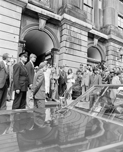 882655 Afbeelding van koningin Beatrix en prins Claus op het bordes van het Stadhuis (Stadhuisbrug 1) te Utrecht, bij ...